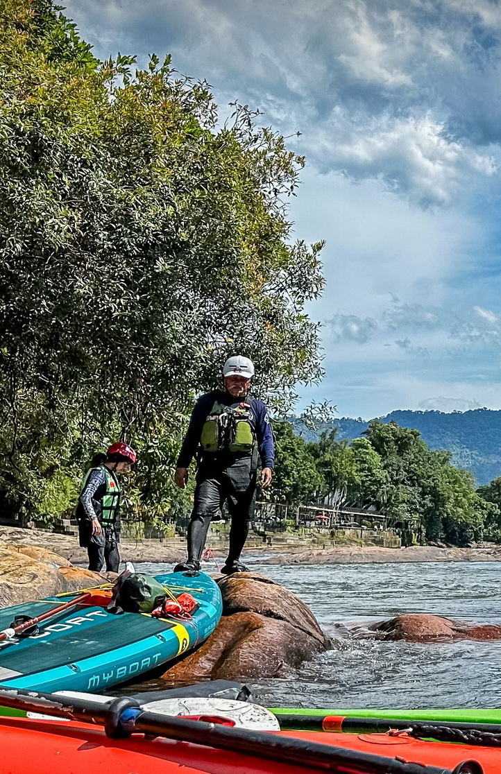 การผจญภัยด้วย Whitewater SUP (Stand-Up Paddleboarding ในกระแสน้ำเชี่ยว) การผจญภัยด้วย Whitewater SUP (Stand-Up Paddleboarding ในกระแสน้ำเชี่ยว)
